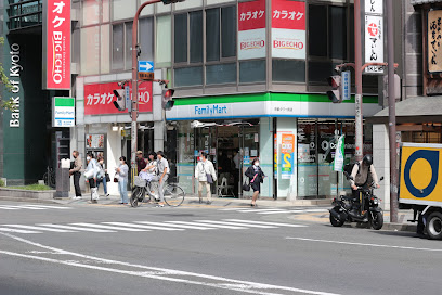 ファミリーマート京都タワー駅前店